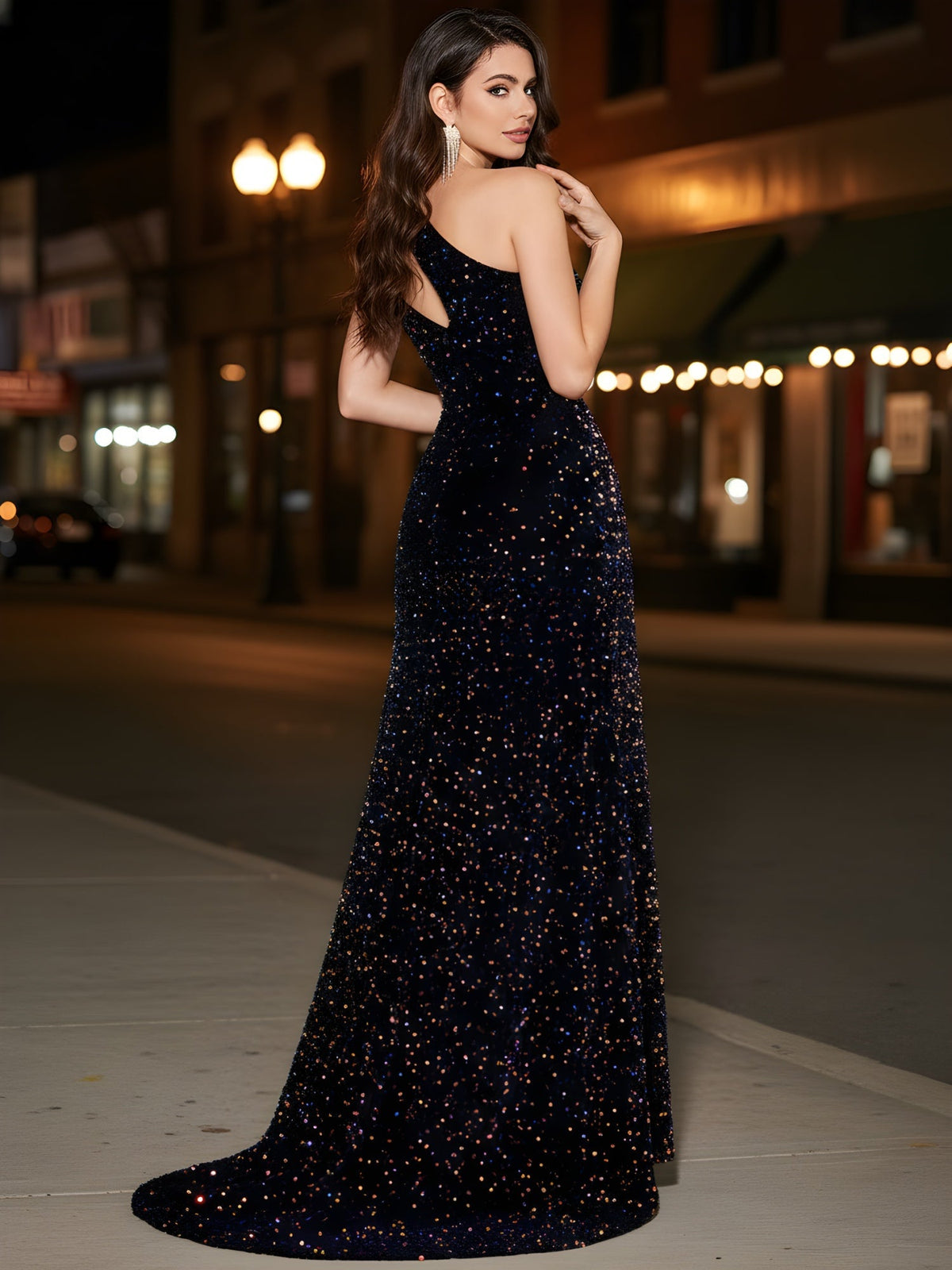Robe sirène noire à paillettes avec fente haute et finition à franges
