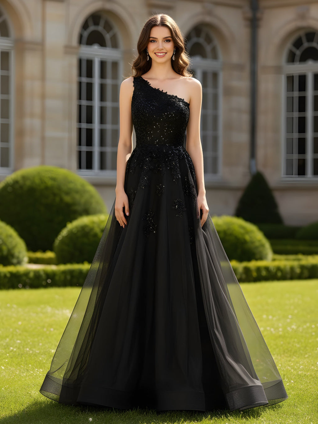 Maxi robe noire en tulle multicouche avec d’élégantes bretelles croisées dans le dos