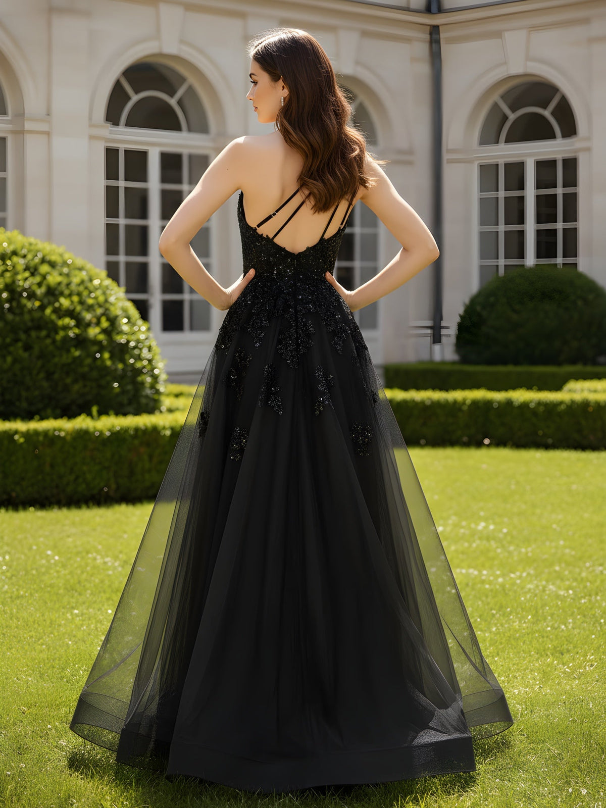Maxi robe noire en tulle multicouche avec d’élégantes bretelles croisées dans le dos