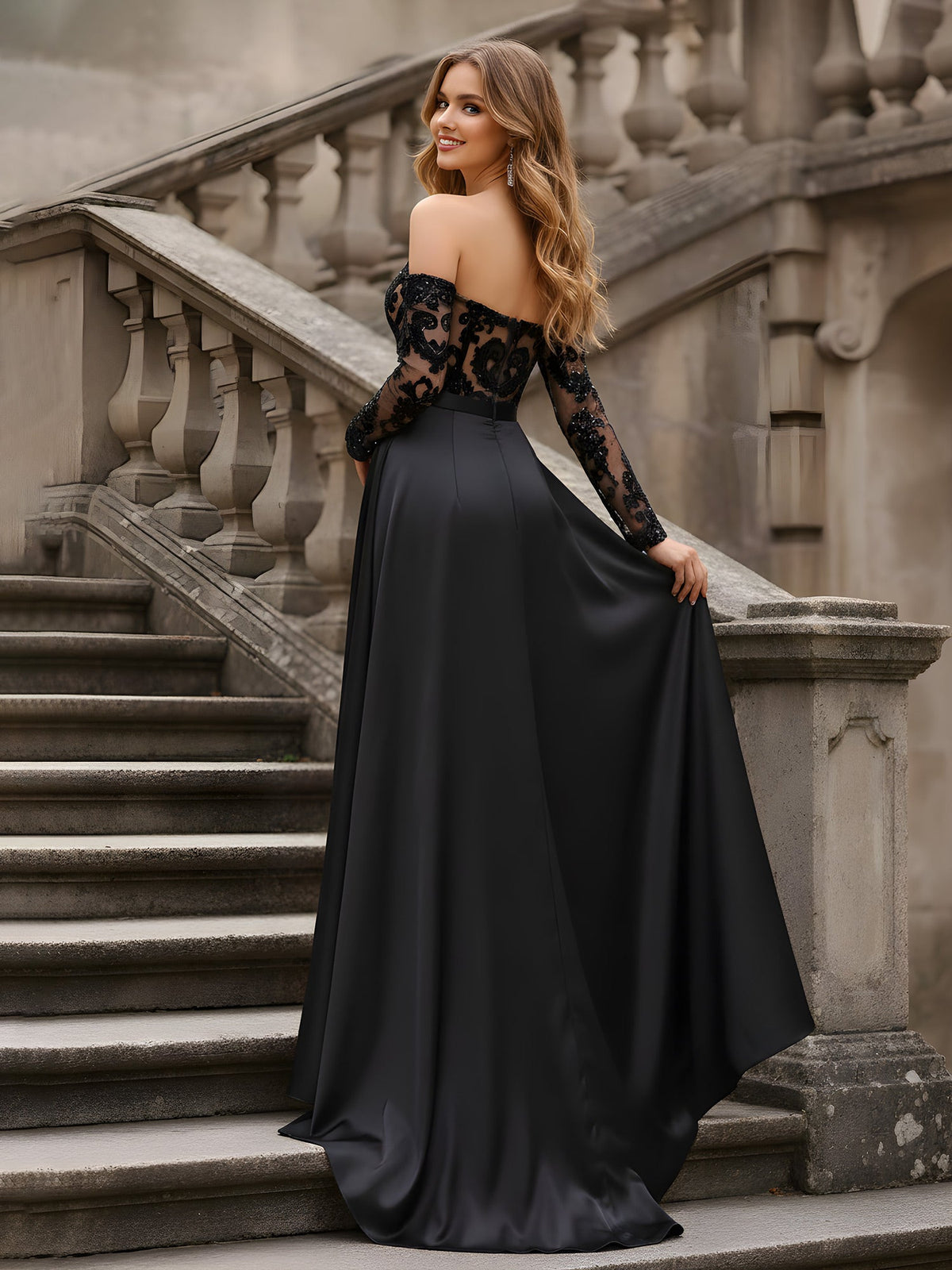 Robe fourreau noire avec corsage en dentelle transparente et fente haute