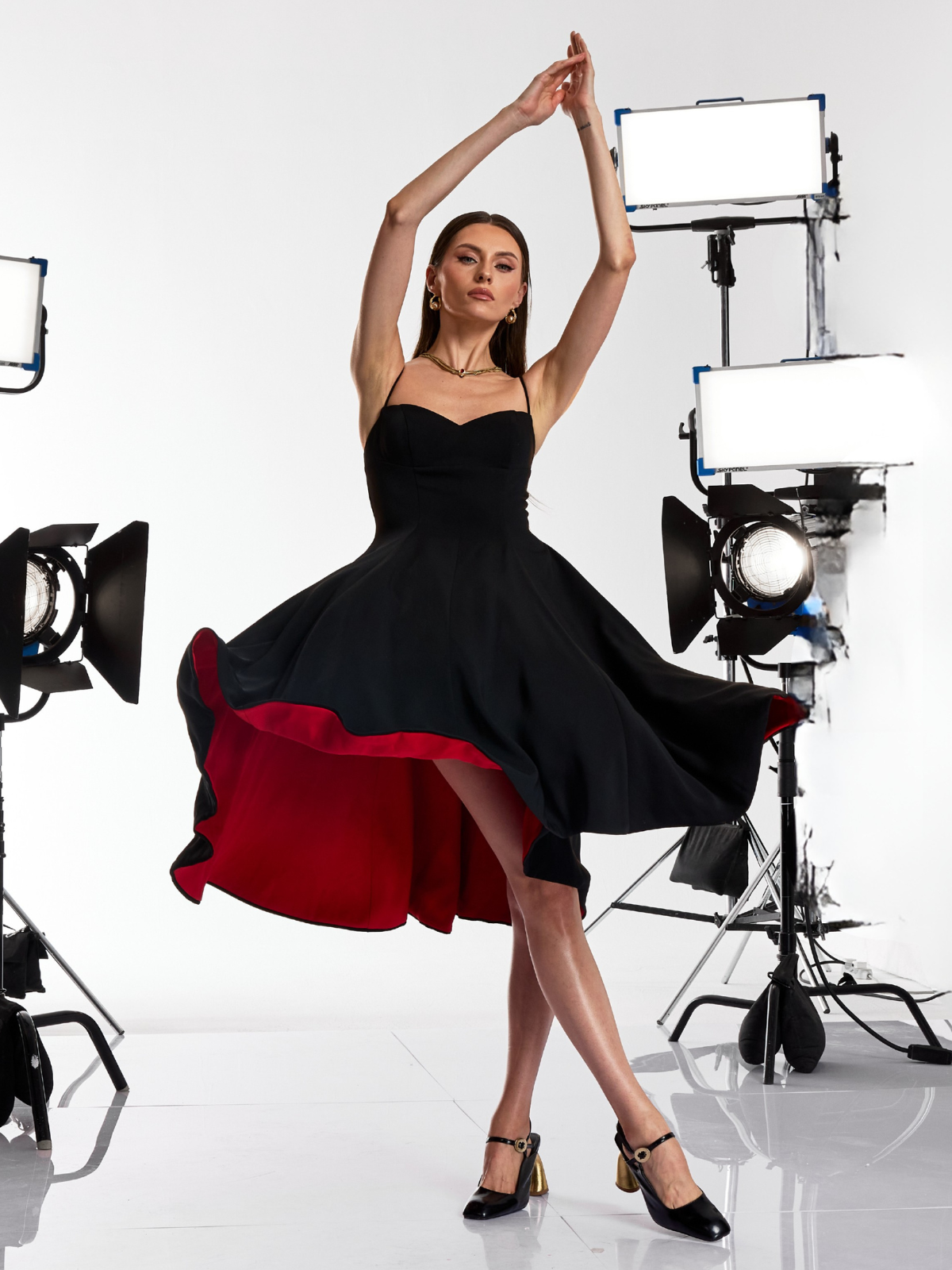 Drynex Robe midi rouge élégante évasée à fines bretelles spaghetti