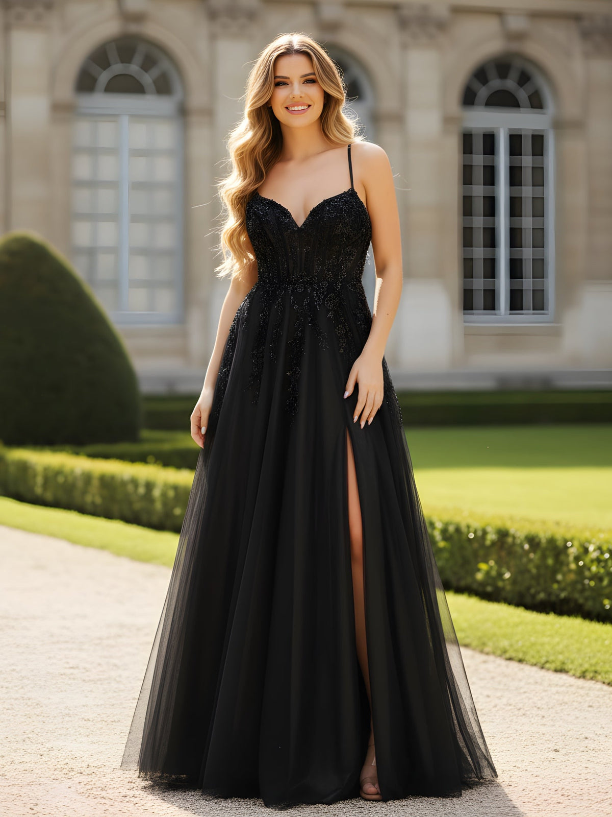Robe trapèze noire en tulle avec corset appliqué, col en V et élégante fente