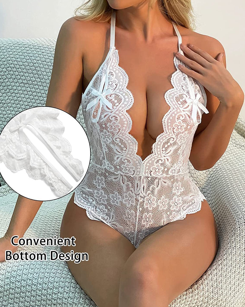 Pyjama une pièce sexy en dentelle avec décolleté plongeant en V, dos nu, ouverture à l’entrejambe et décoration en forme de cœur