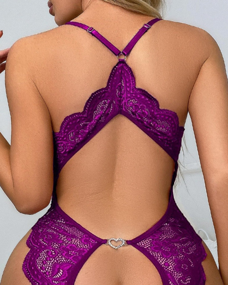 Pyjama une pièce sexy en dentelle avec décolleté plongeant en V, dos nu, ouverture à l’entrejambe et décoration en forme de cœur