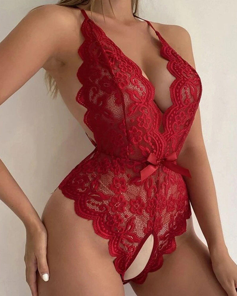 Pyjama une pièce sexy à encolure en V plongeante, en dentelle florale translucide, avec dos croisé et entrejambe ouvert