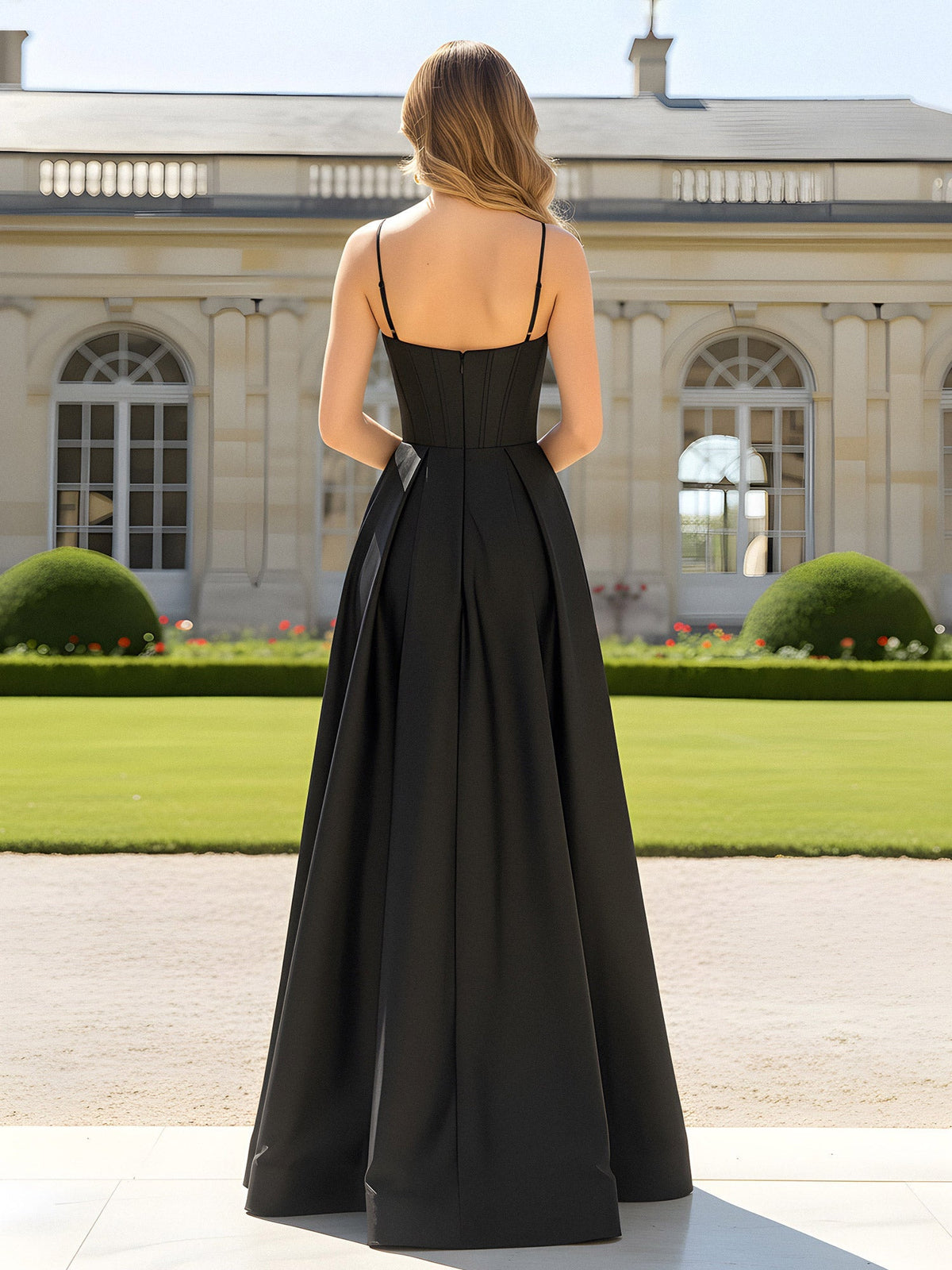 Robe noire en satin, coupe trapèze, à bretelles spaghetti et élégant col bénitier