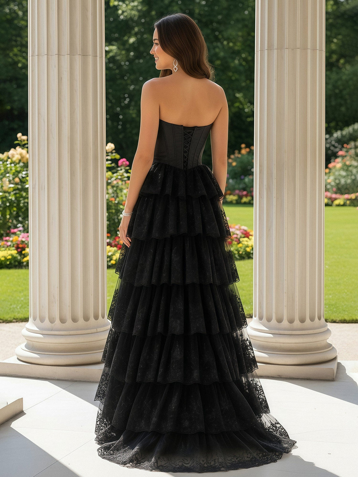 Élégante robe noire bustier coupe trapèze en tulle et dentelle avec volants contrastants