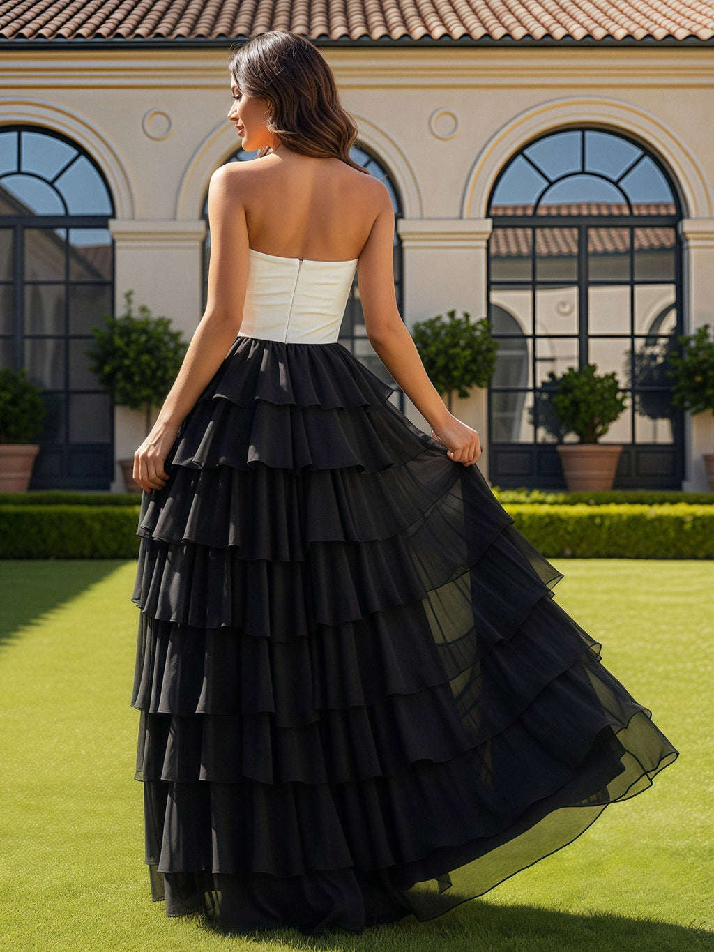 Robe longue noire en mousseline à volants, col cœur et élégante fente