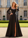 Robe noire évasée à manches longues avec col orné de strass et fente élégante