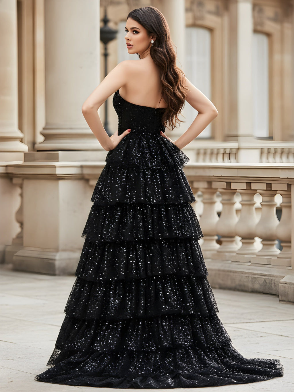 Robe noire bustier à paillettes avec tulle volanté