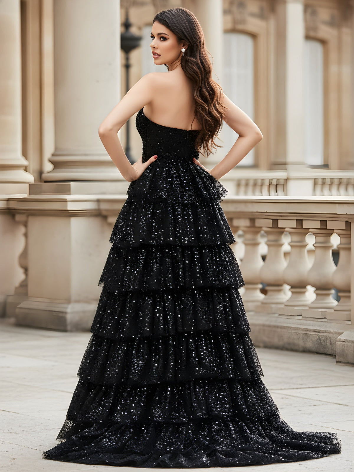 Robe noire bustier à paillettes avec tulle volanté