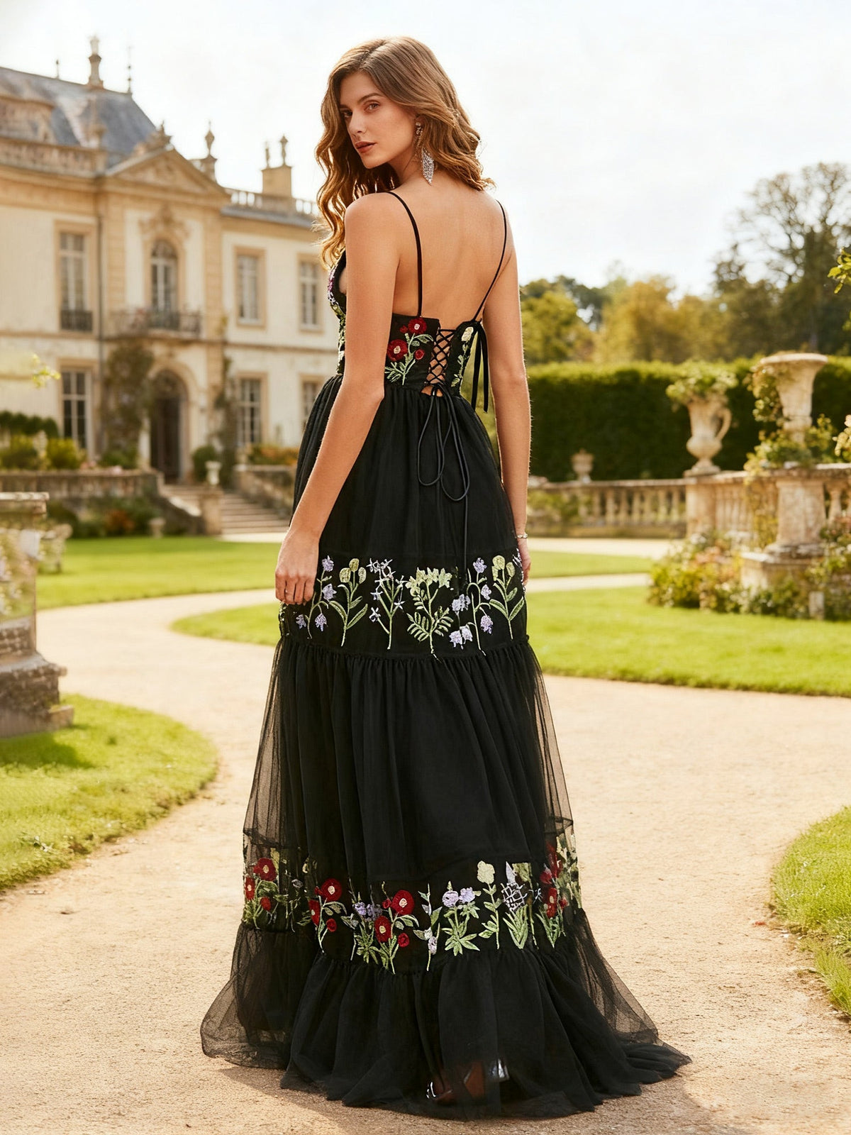 Élégante robe trapèze noire en tulle brodé de fleurs avec dos à lacets