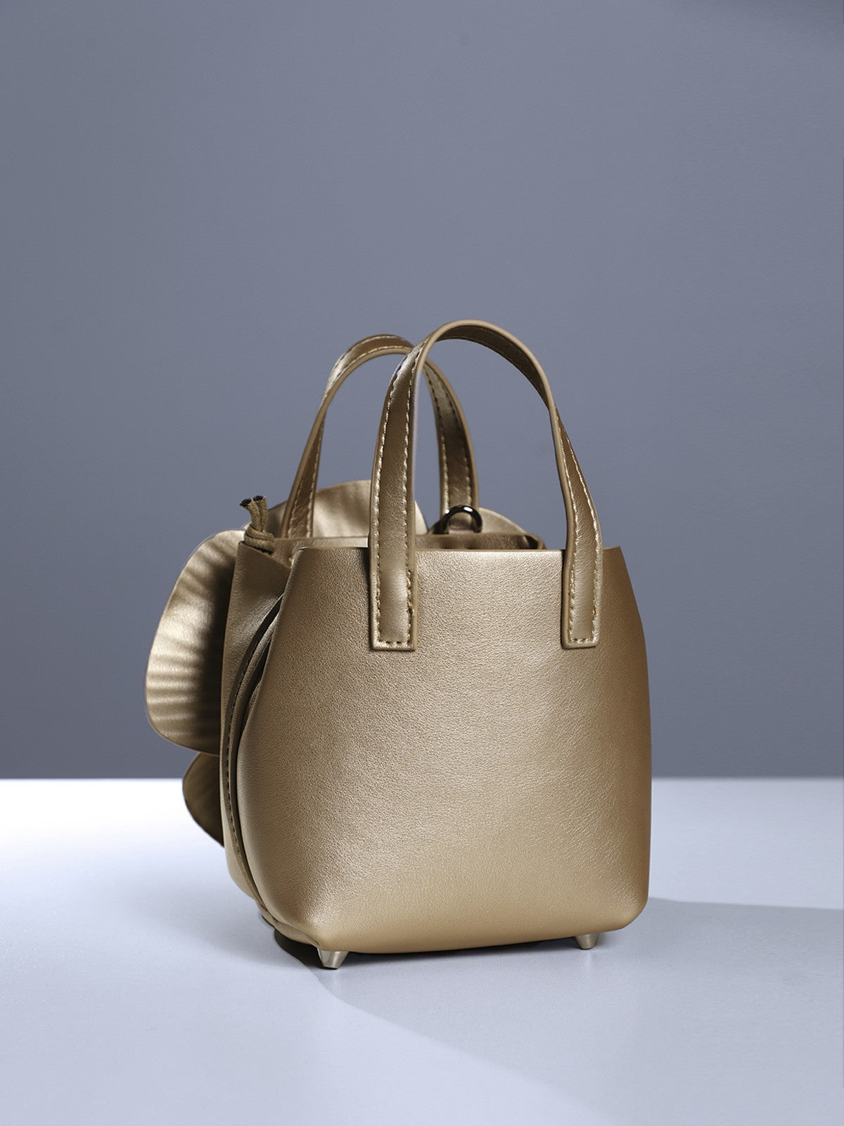 Sac à fleurs en cuir doré Acsah