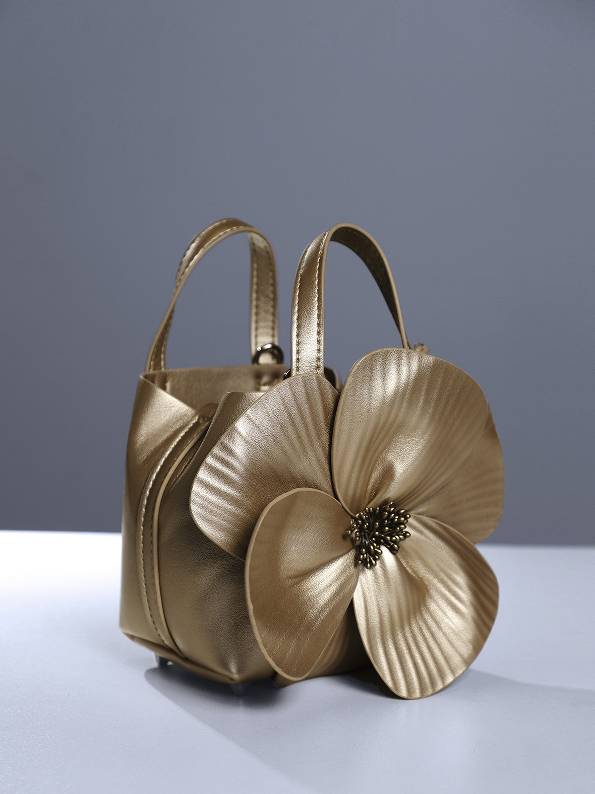 Sac à fleurs en cuir doré Acsah