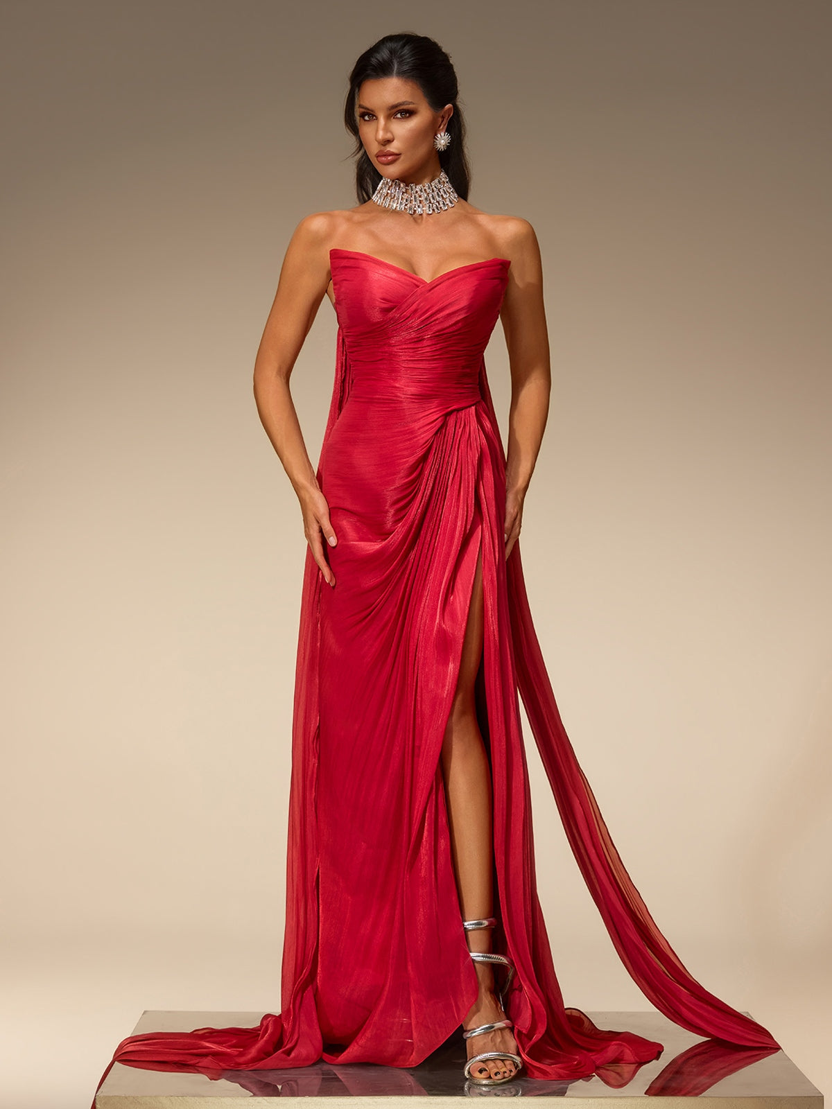 Robe longue élégante Avelis, bustier, froncée, avec fente latérale chic