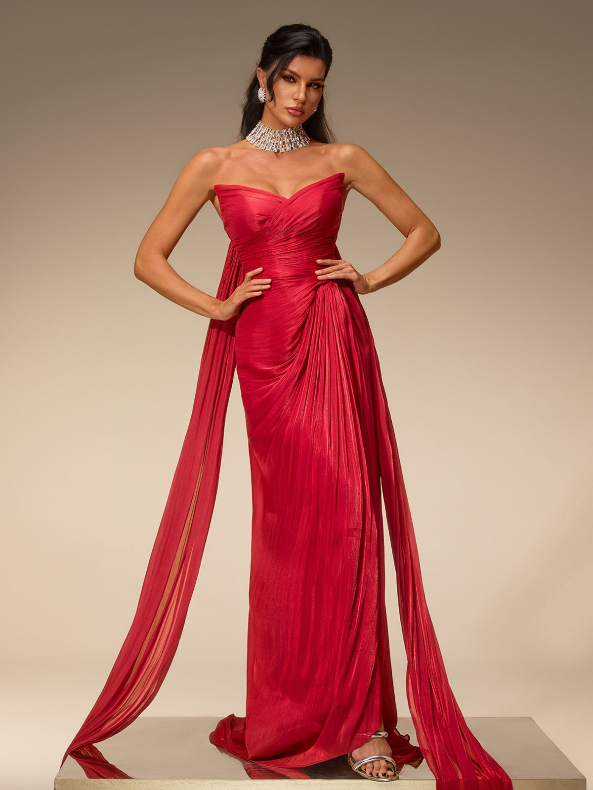 Robe longue élégante Avelis, bustier, froncée, avec fente latérale chic