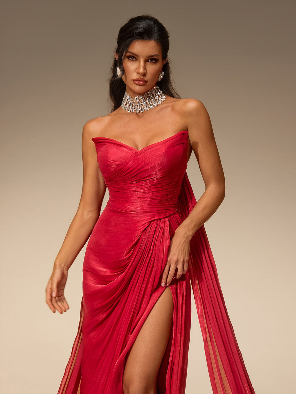 Robe longue élégante Avelis, bustier, froncée, avec fente latérale chic