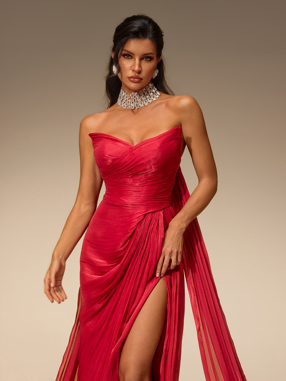 Robe longue élégante Avelis, bustier, froncée, avec fente latérale chic