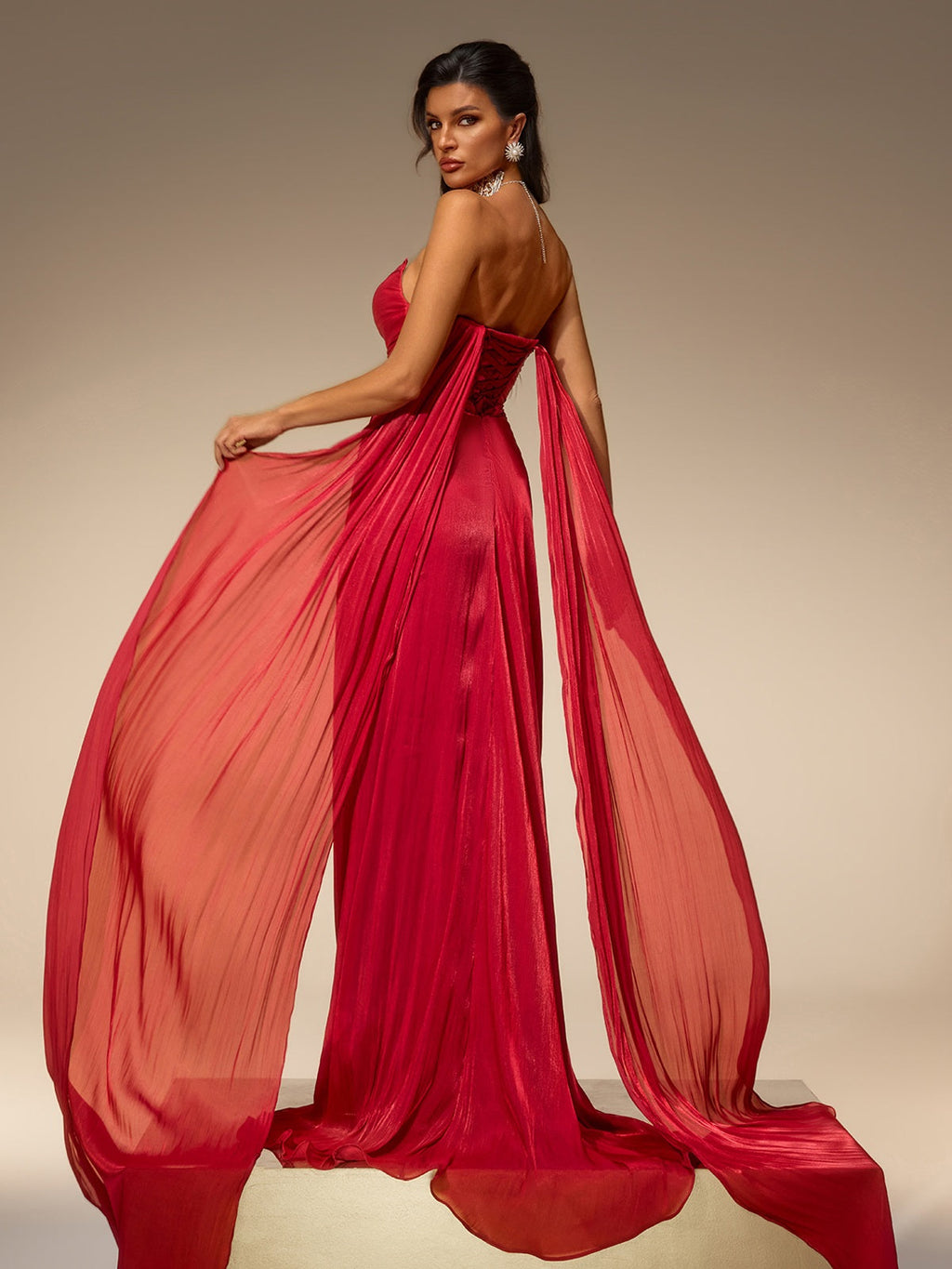 Robe longue élégante Avelis, bustier, froncée, avec fente latérale chic