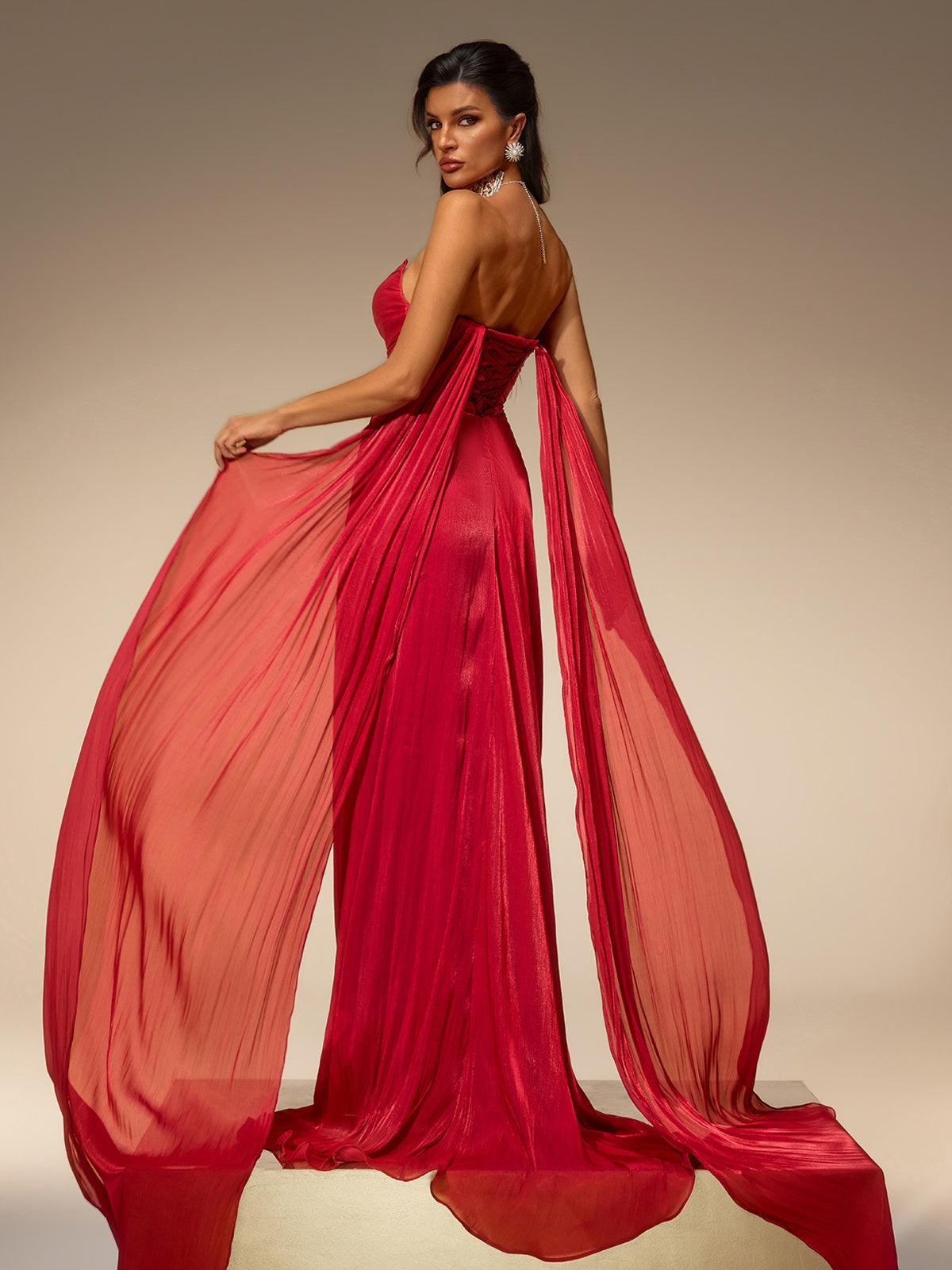 Robe longue élégante Avelis, bustier, froncée, avec fente latérale chic