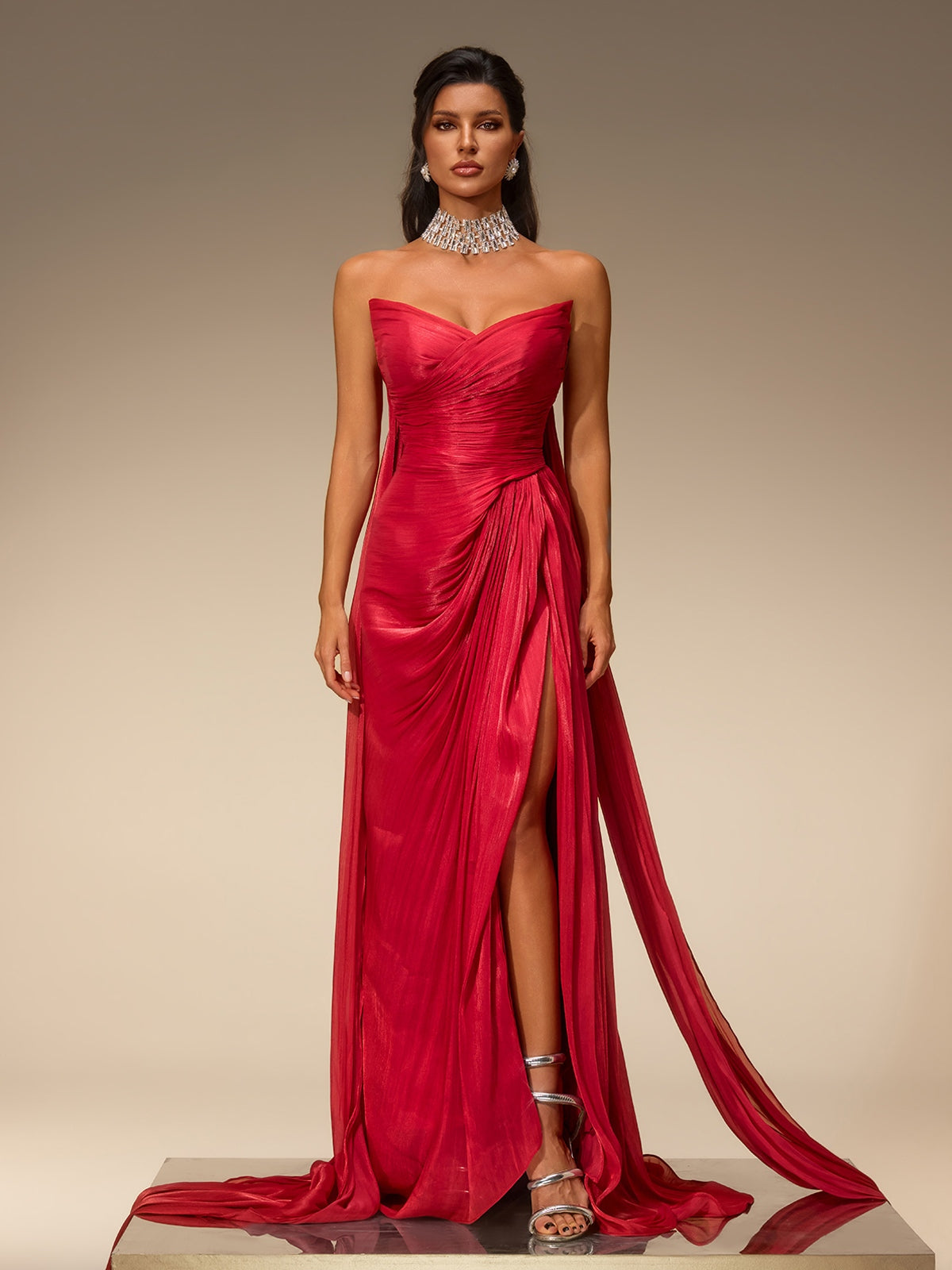 Robe longue élégante Avelis, bustier, froncée, avec fente latérale chic