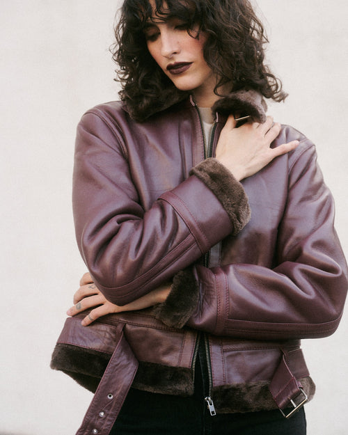 Blouson aviateur court bordeaux au style moderne