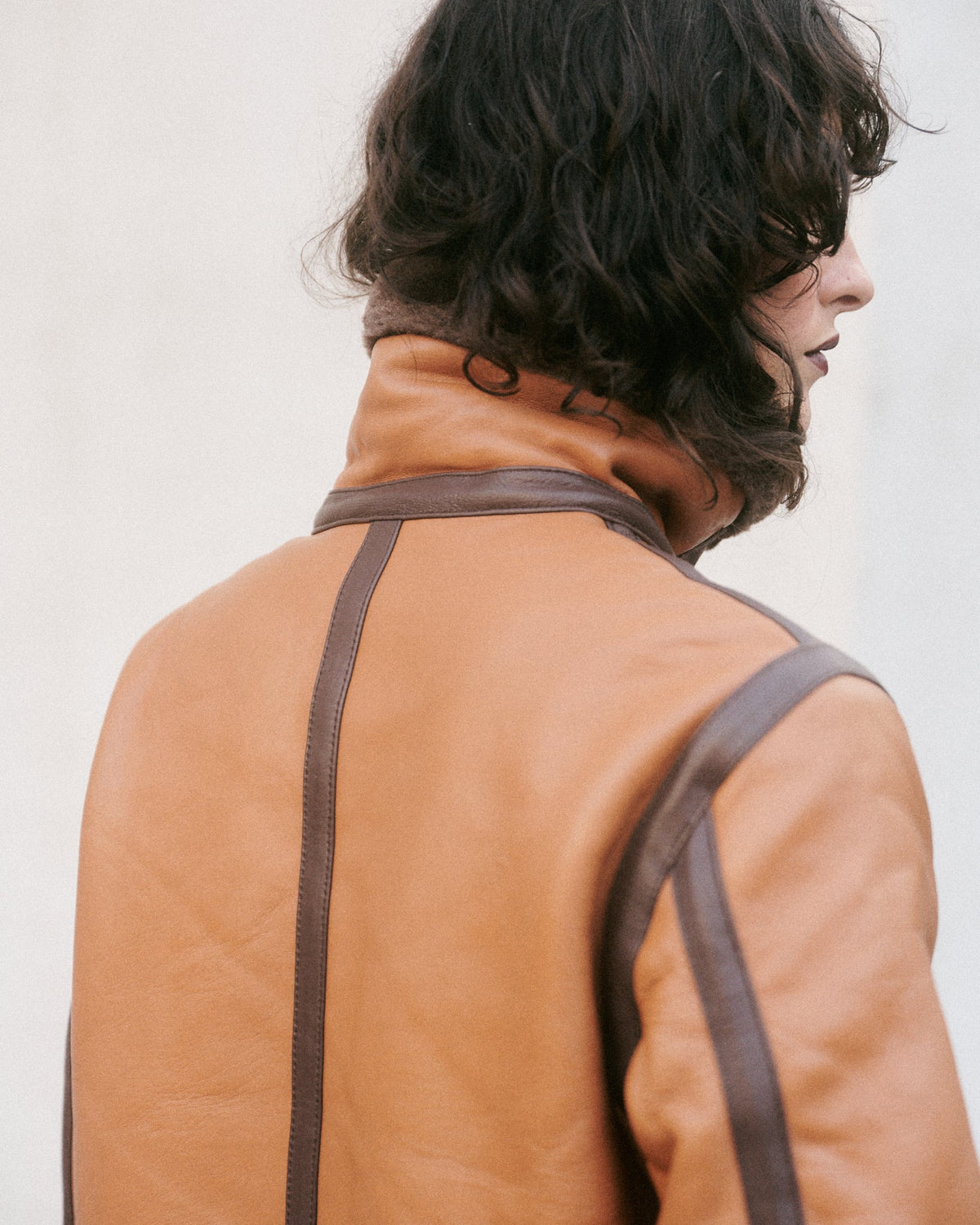 Blouson aviateur court camel, moderne et élégant