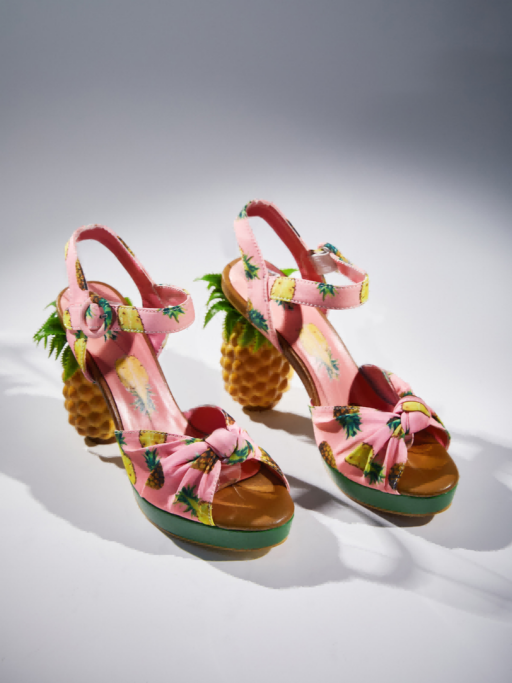 Sandales Azhira roses à motif ananas pour un look amusant et élégant