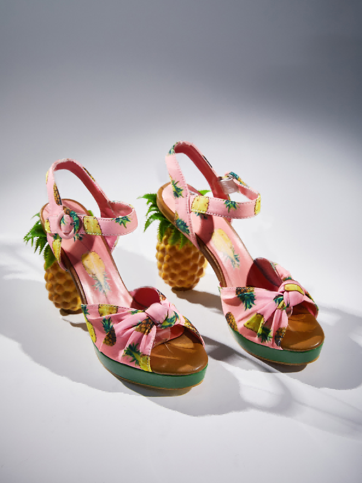 Sandales Azhira roses à motif ananas pour un look amusant et élégant