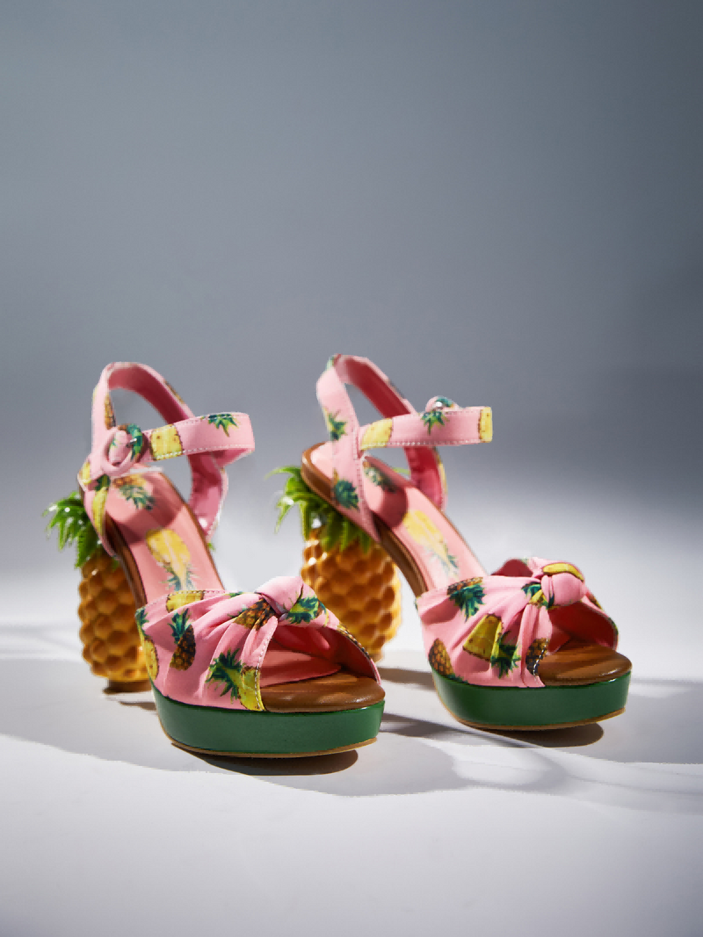 Sandales Azhira roses à motif ananas pour un look amusant et élégant