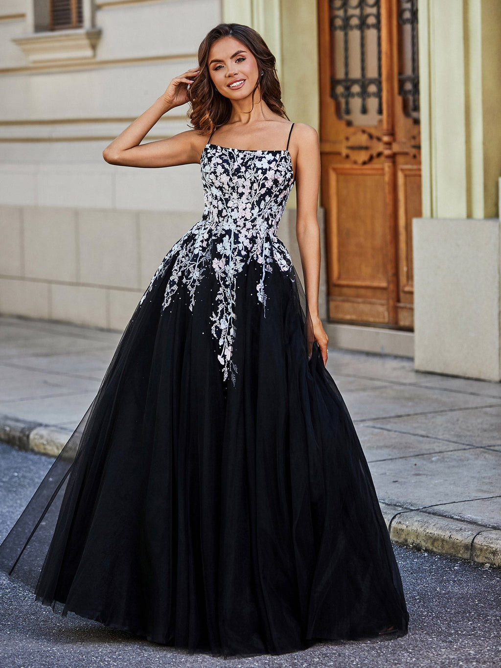 Robe noire élégante en tulle avec dentelle appliquée et encolure carrée