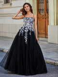 Robe noire élégante en tulle avec dentelle appliquée et encolure carrée
