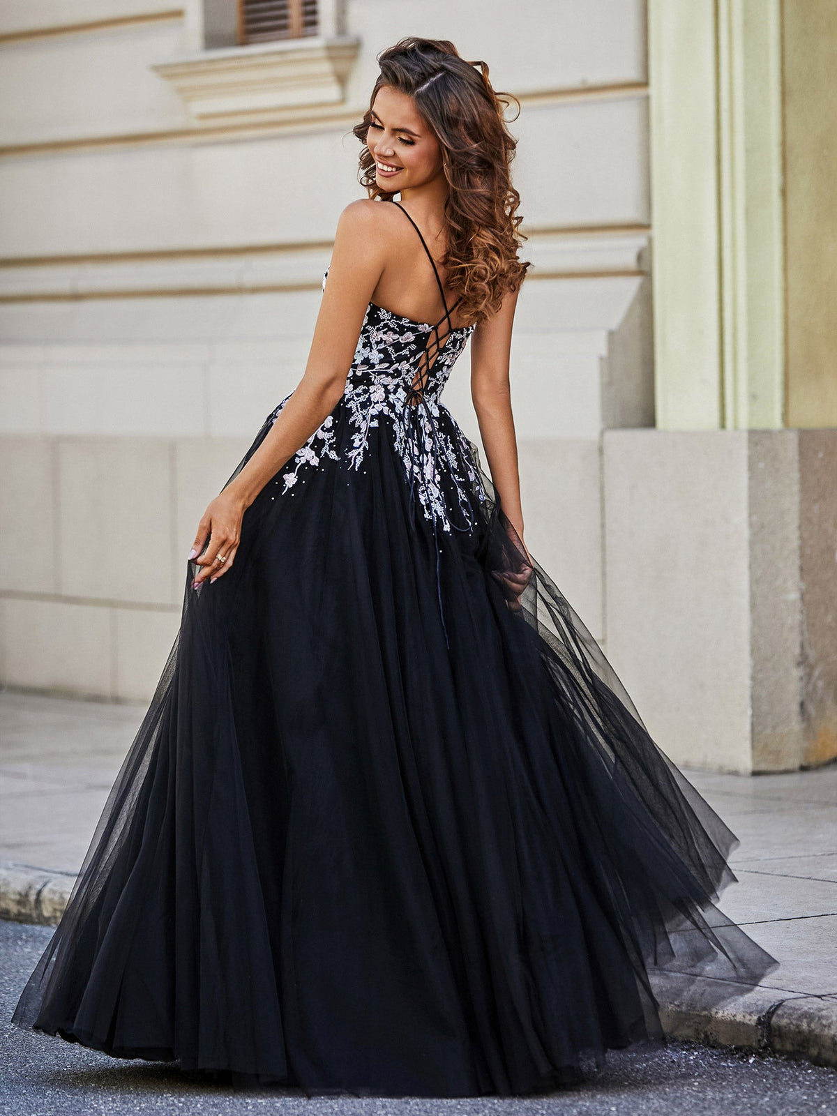 Robe noire élégante en tulle avec dentelle appliquée et encolure carrée