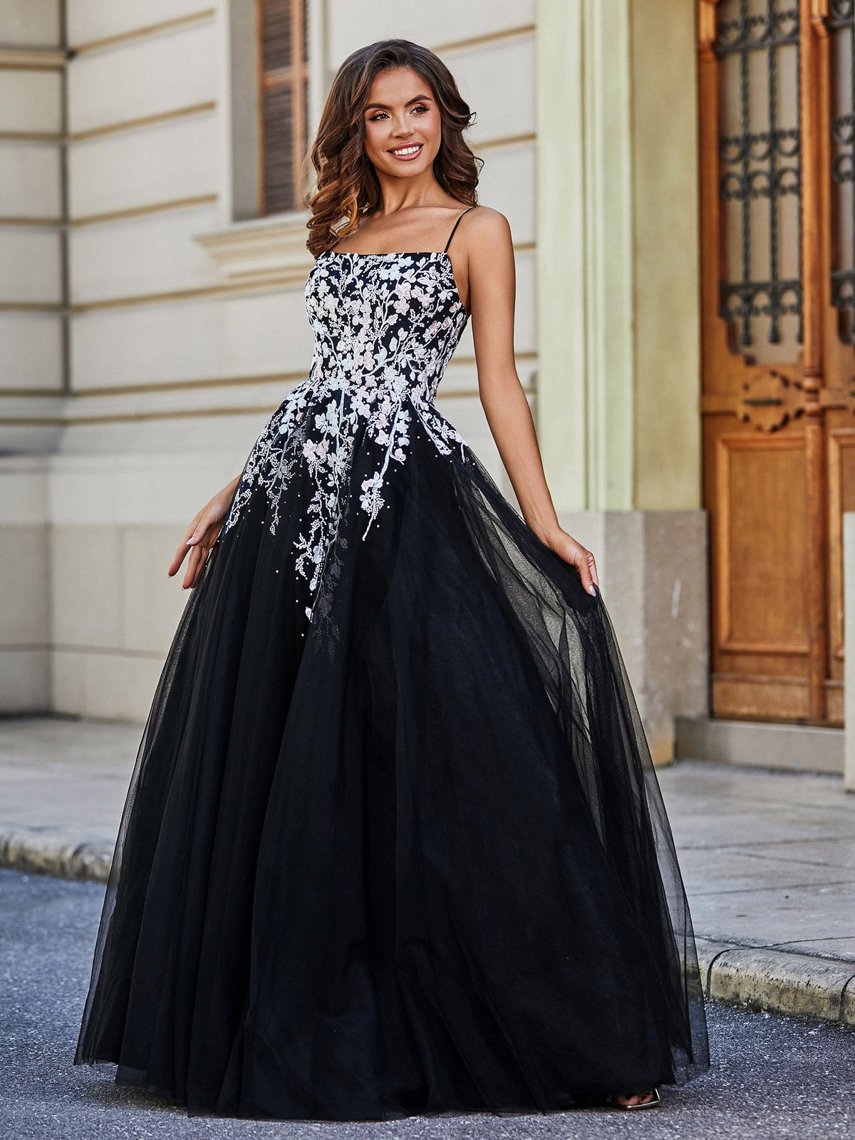 Robe noire élégante en tulle avec dentelle appliquée et encolure carrée