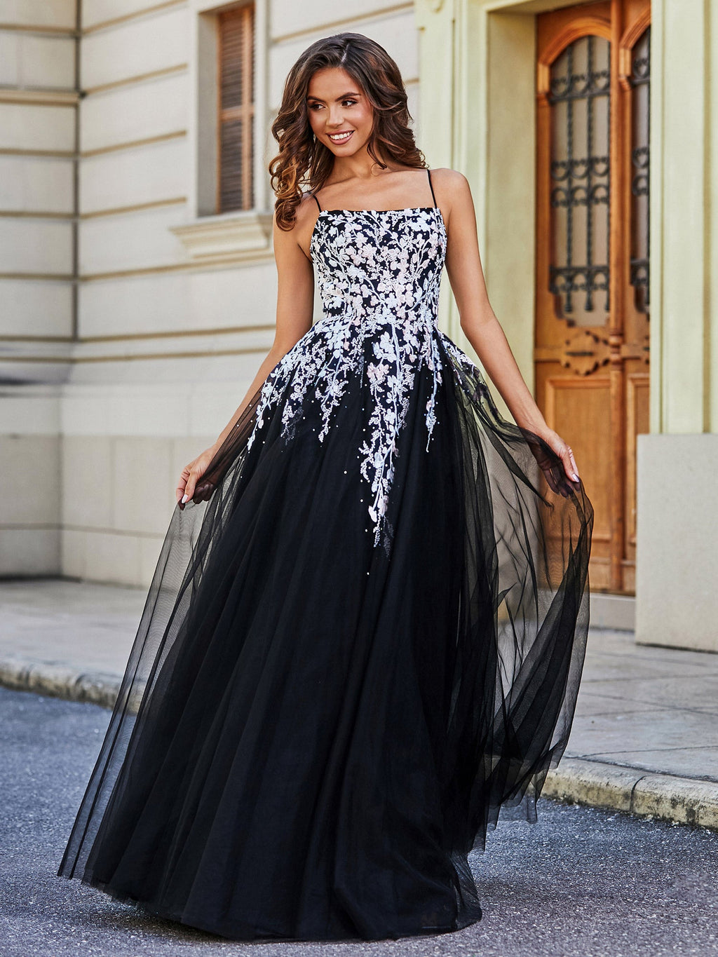 Robe noire élégante en tulle avec dentelle appliquée et encolure carrée