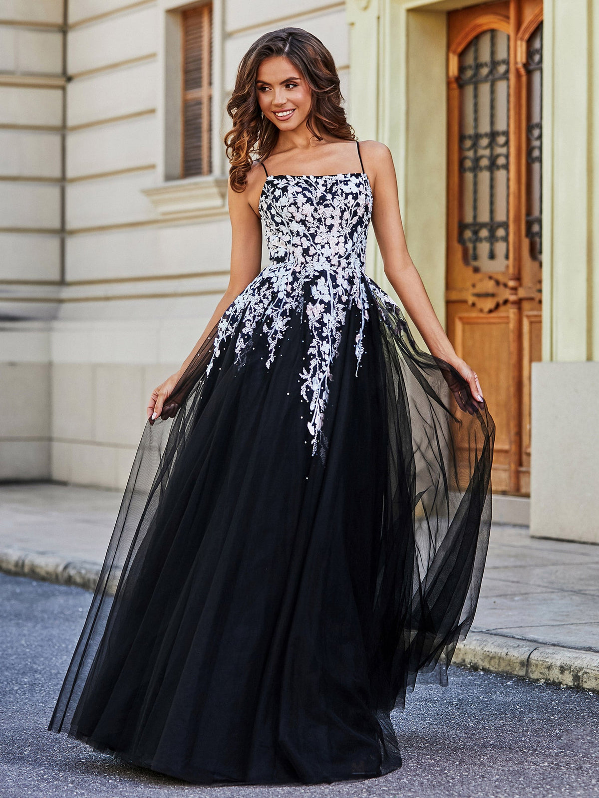 Robe noire élégante en tulle avec dentelle appliquée et encolure carrée