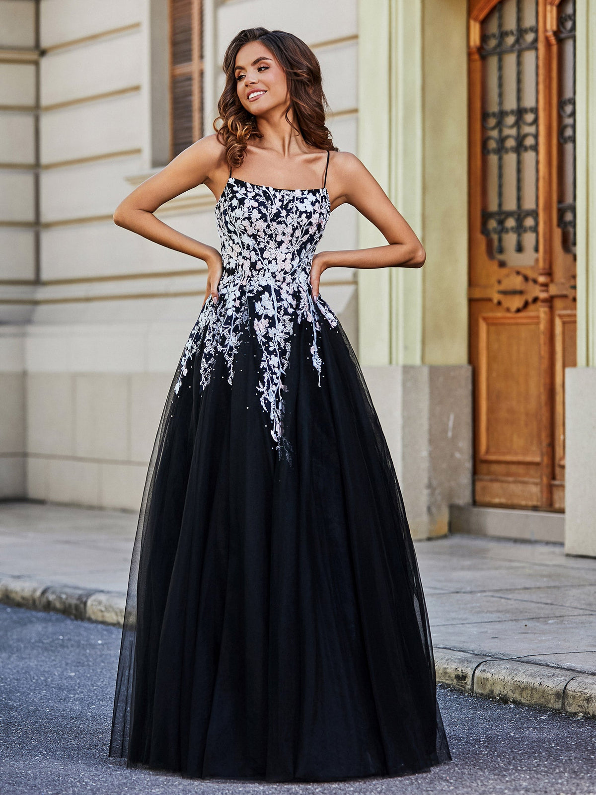 Robe noire élégante en tulle avec dentelle appliquée et encolure carrée