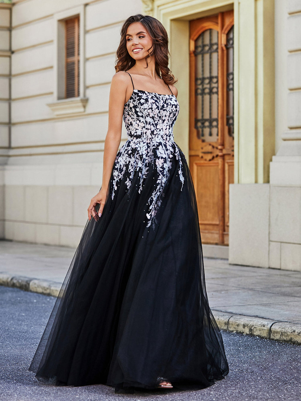 Robe noire élégante en tulle avec dentelle appliquée et encolure carrée
