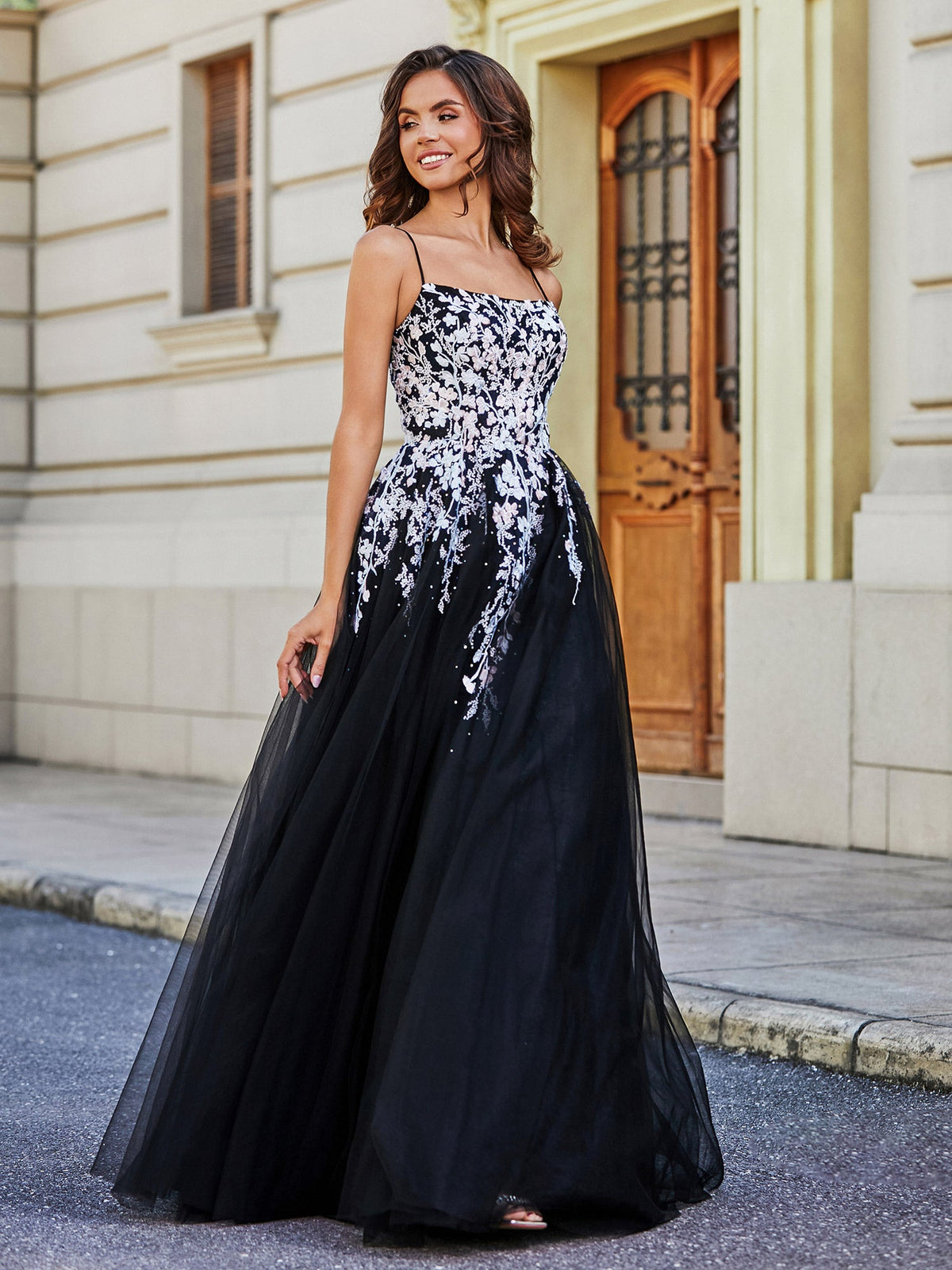 Robe noire élégante en tulle avec dentelle appliquée et encolure carrée