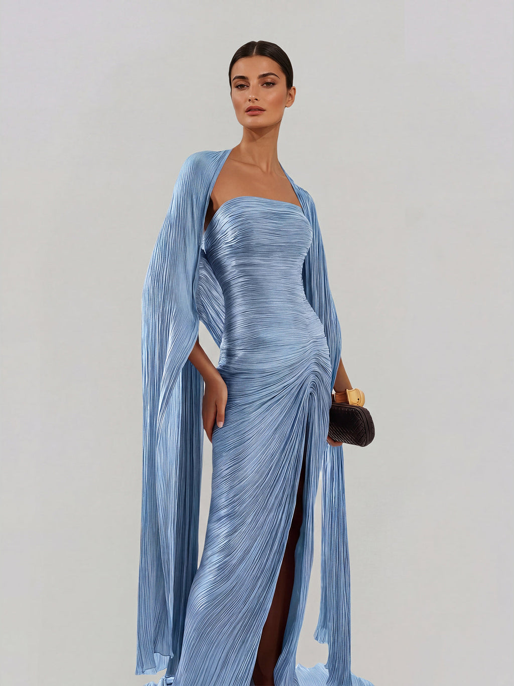 Robe longue bleu ciel Bravexia à manches cape, froncée et fendue