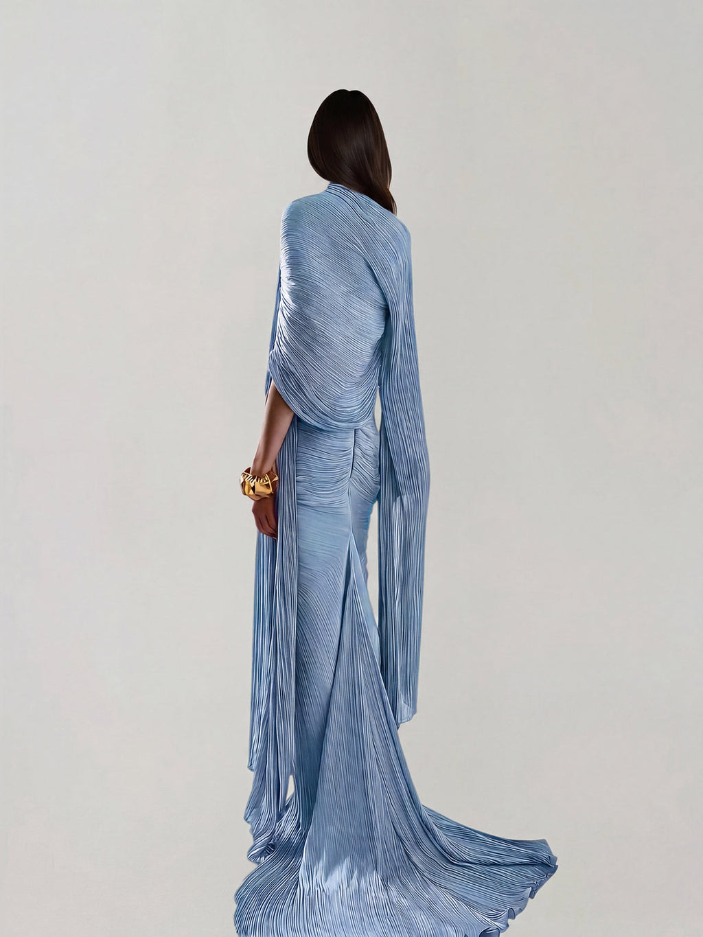 Robe longue bleu ciel Bravexia à manches cape, froncée et fendue