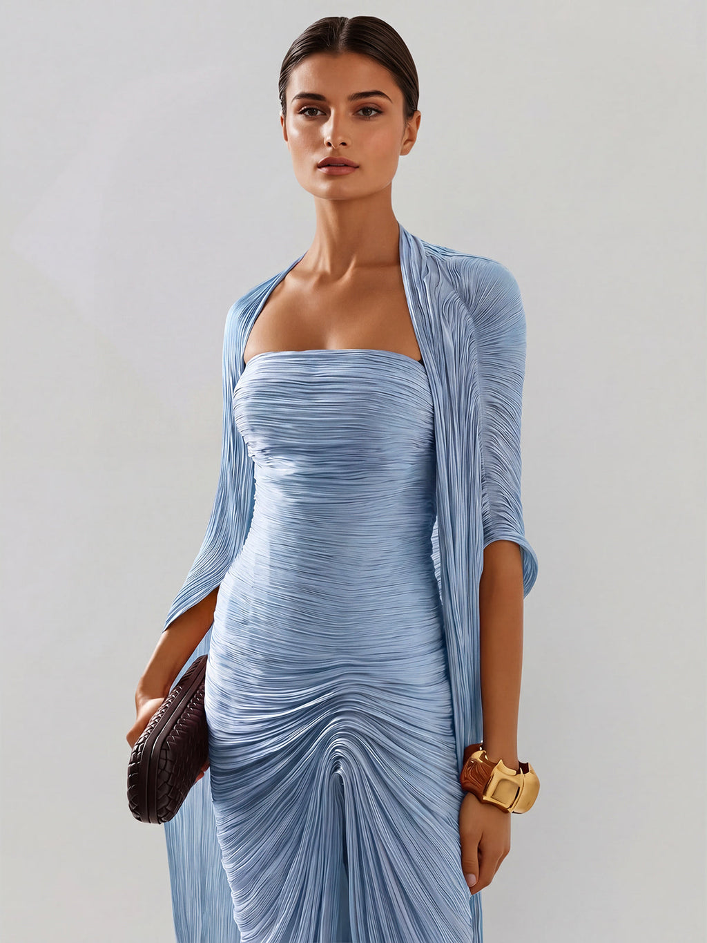 Robe longue bleu ciel Bravexia à manches cape, froncée et fendue
