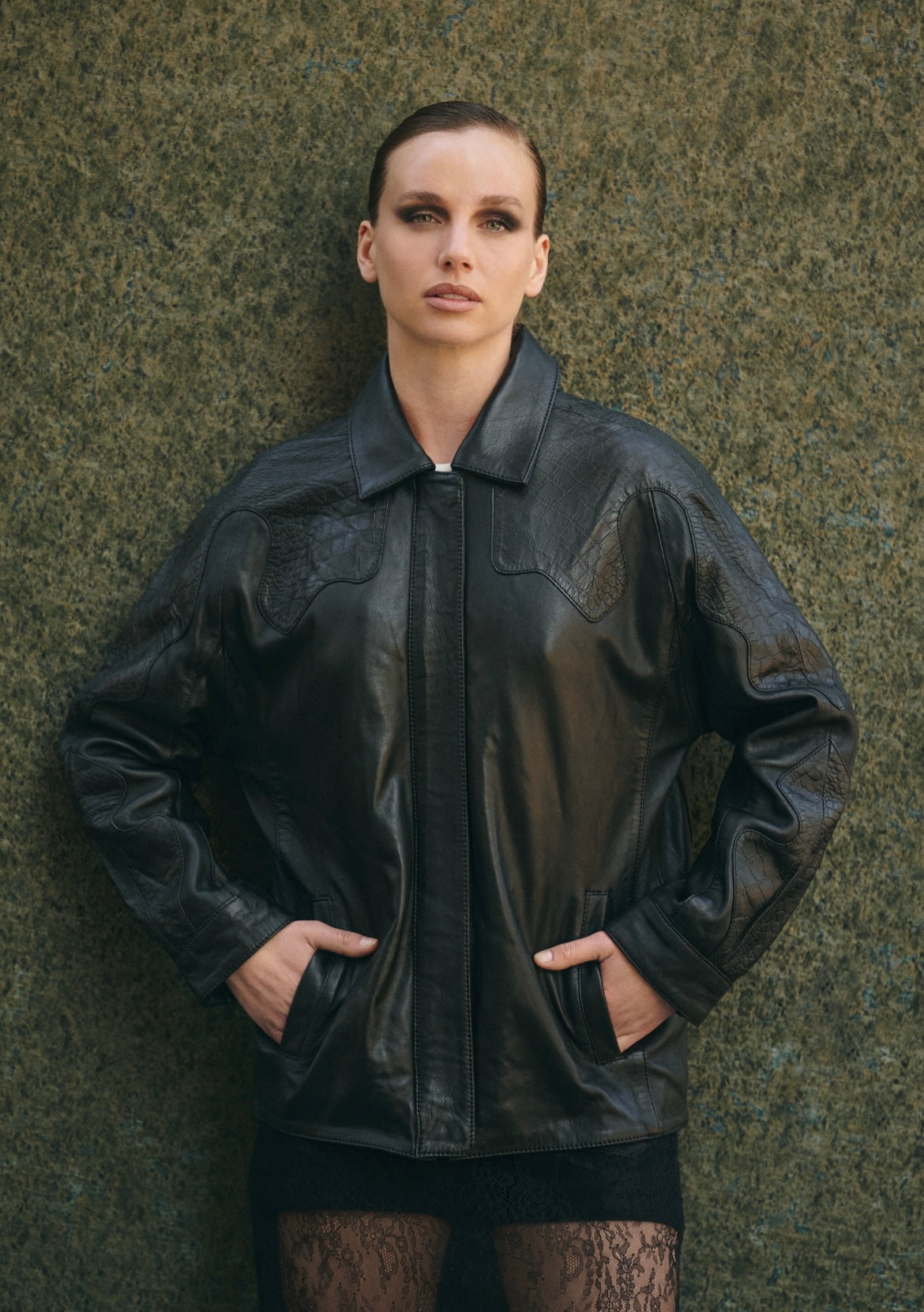 Veste en cuir noir à l’élégante texture croco