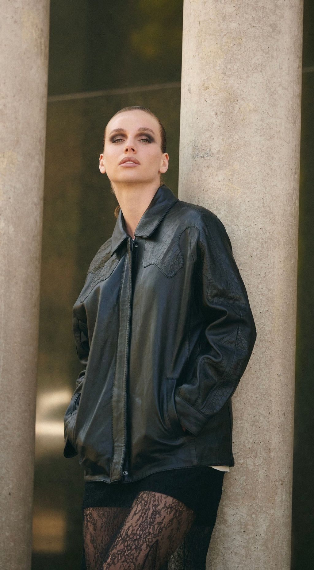 Veste en cuir noir à l’élégante texture croco