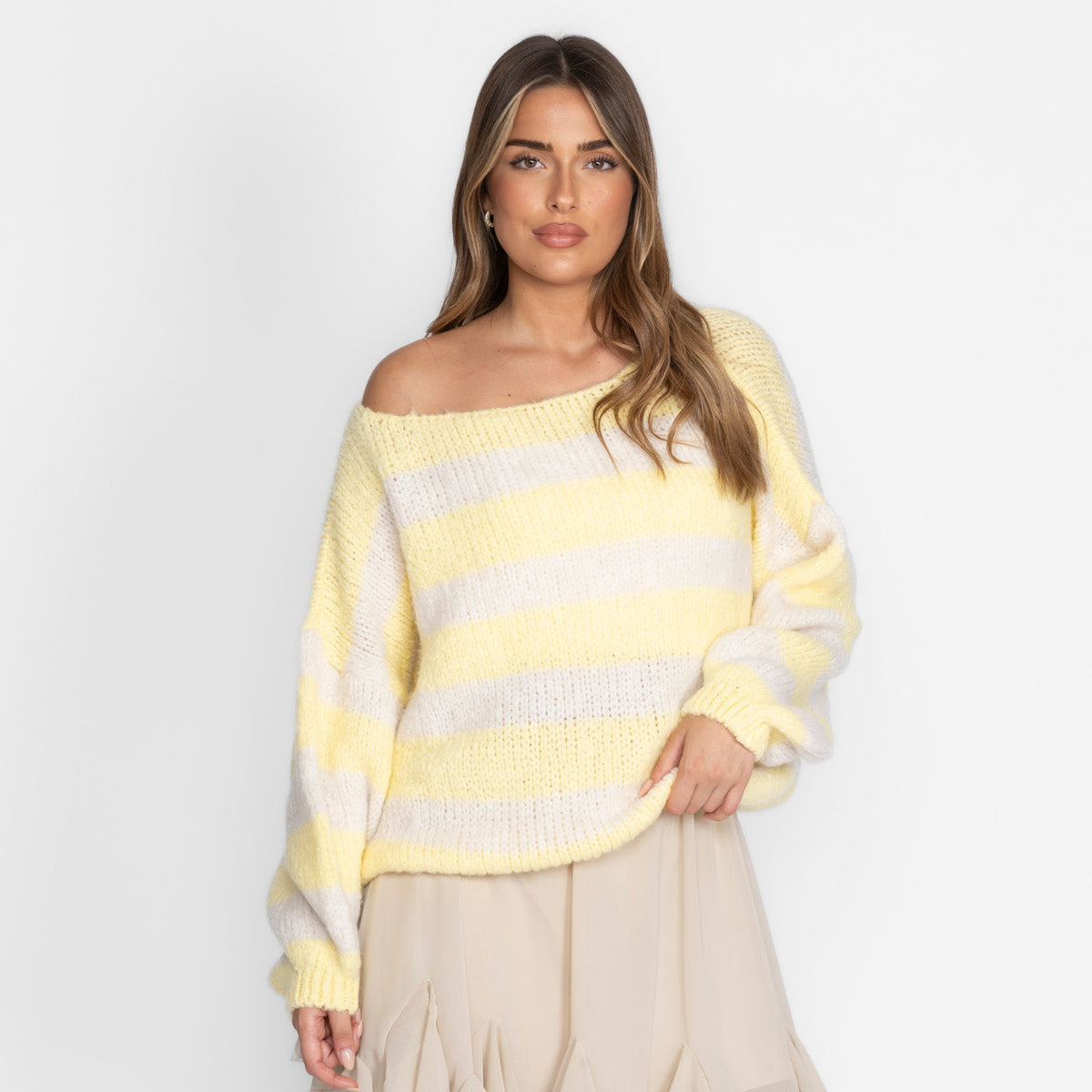 Pull décontracté à rayures et épaules dénudées