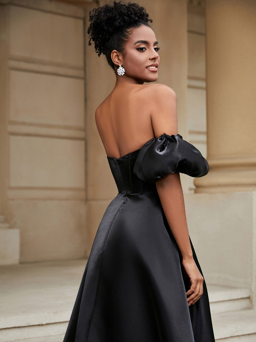 Robe de bal classique noire en satin, coupe trapèze et décolleté en cœur