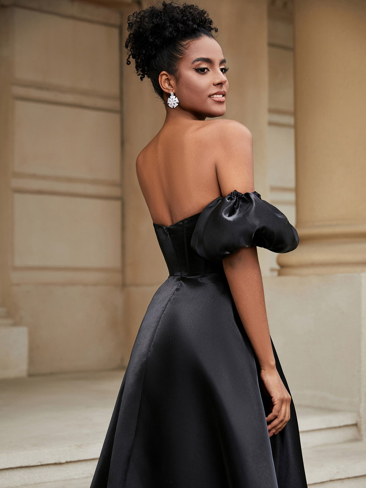 Robe de bal classique noire en satin, coupe trapèze et décolleté en cœur