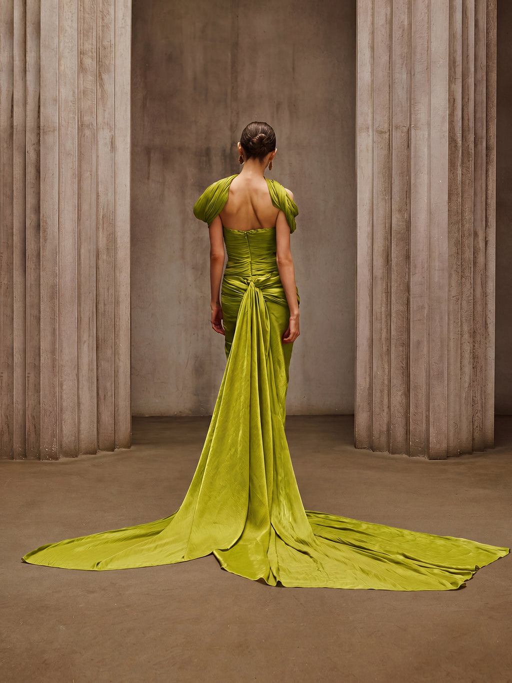 Robe longue drapée élégante Drexen à épaules dénudées, vert chartreuse éclatant