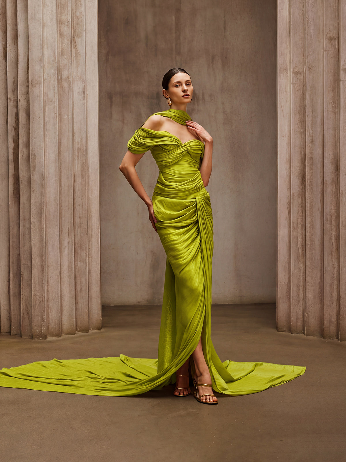 Robe longue drapée élégante Drexen à épaules dénudées, vert chartreuse éclatant