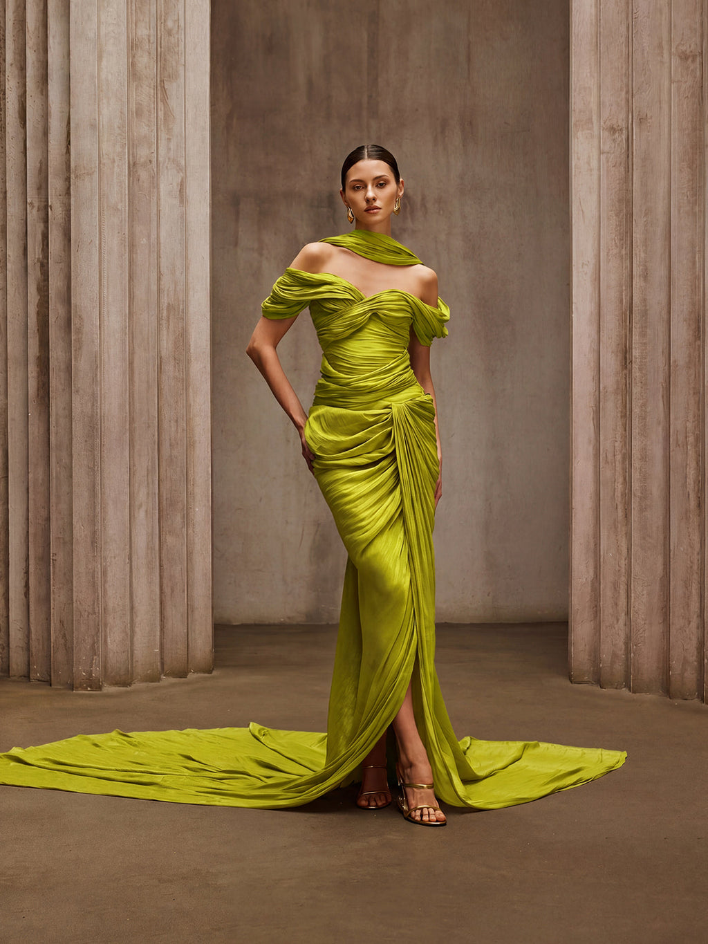 Robe longue drapée élégante Drexen à épaules dénudées, vert chartreuse éclatant